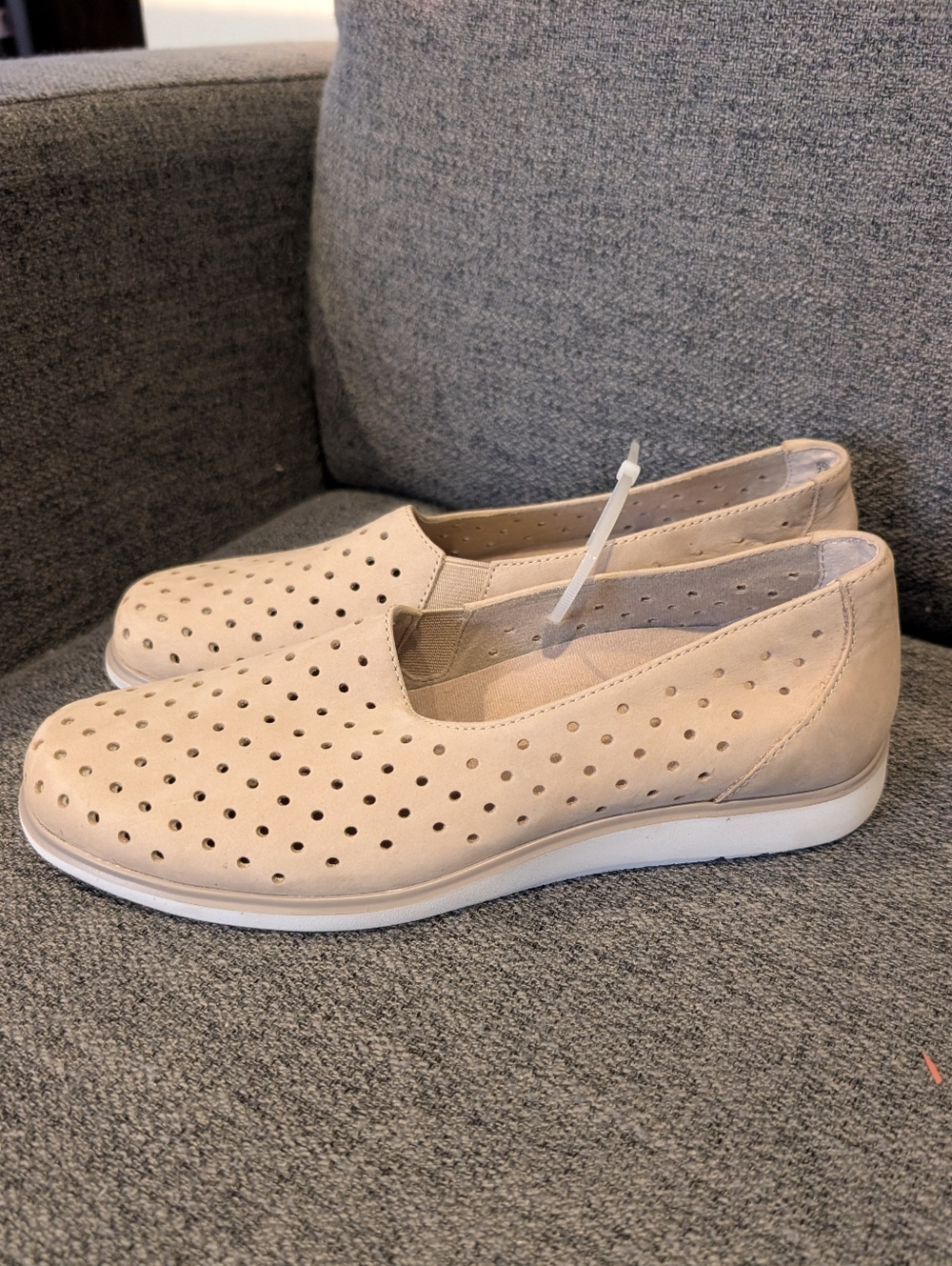 MUNRO Ridley Perforated Sneaker In Light Taupe
